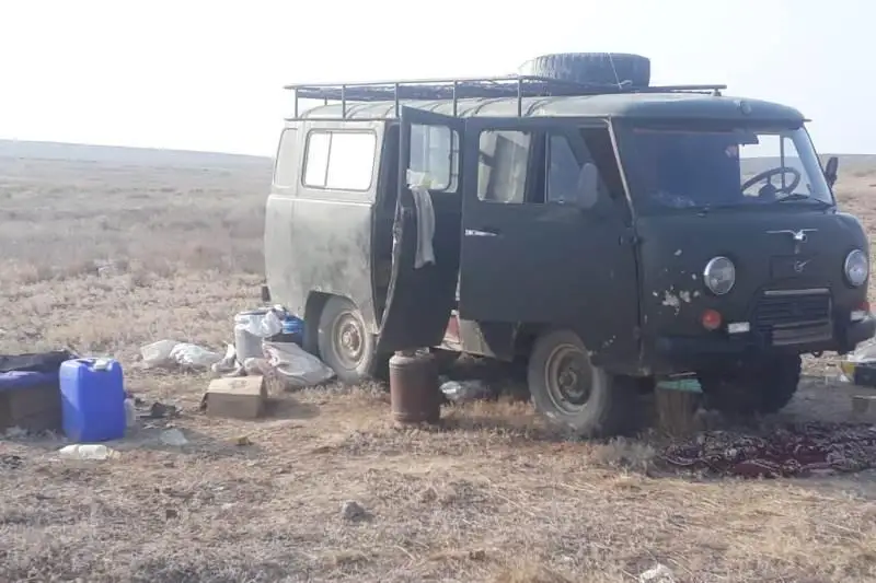 مويىنقۇمدا قۇرامىندا التىن بار كەن تاستارىن جيناۋشىلار ۇستالدى