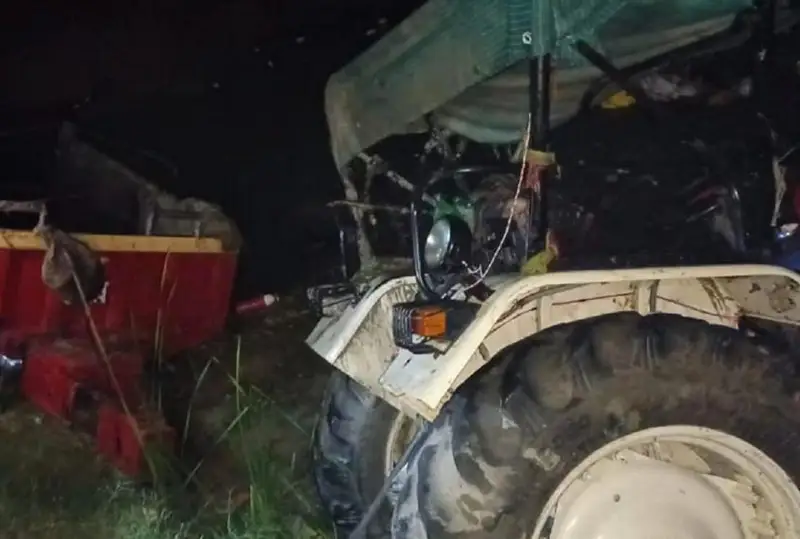 Более 20 человек погибли в Индии при падении в пруд перевозившего их трактора