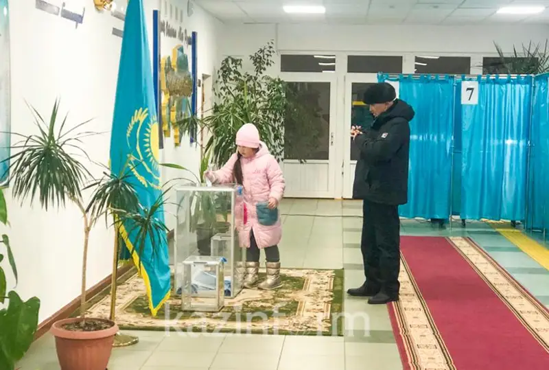 Первых избирателей — именинников отмечают подарками в Костанайской области