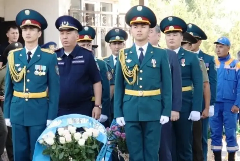 Память погибших при тушении военных складов огнеборцев почтили в Таразе