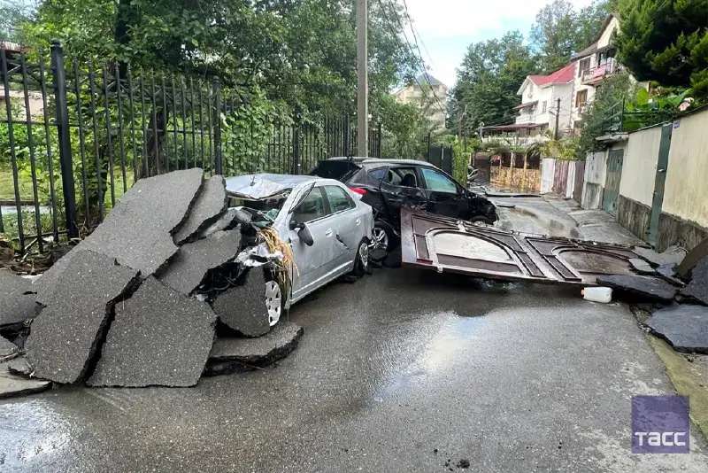Режим ЧС объявили в Сочи из-за залповых ливней, есть погибшие