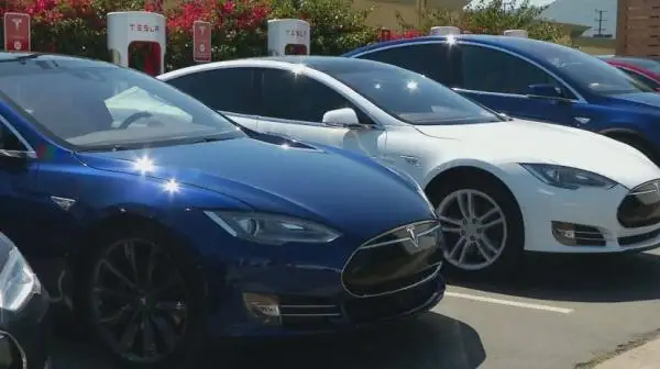 يلون ماسكتىڭ حابارلاماسى Tesla اكسيالارىن ارزانداتتى