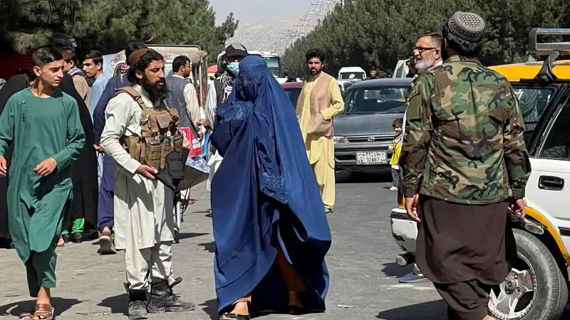 ايەلدەر ۇكىمەتتە لاۋازىمدى قىزمەتتەر اتقارا المايدى - تاليبان
