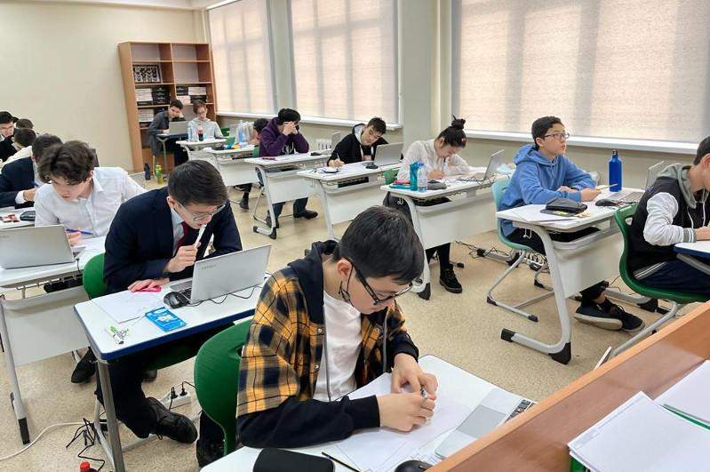 Победители олимпиады по химии. Ученики казахстана. Школьники кыргызстана. Школьники казахстана. Казахстанские школьники.