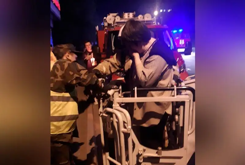 Более 50 человек спасли из горящей гостиницы в центре Алматы