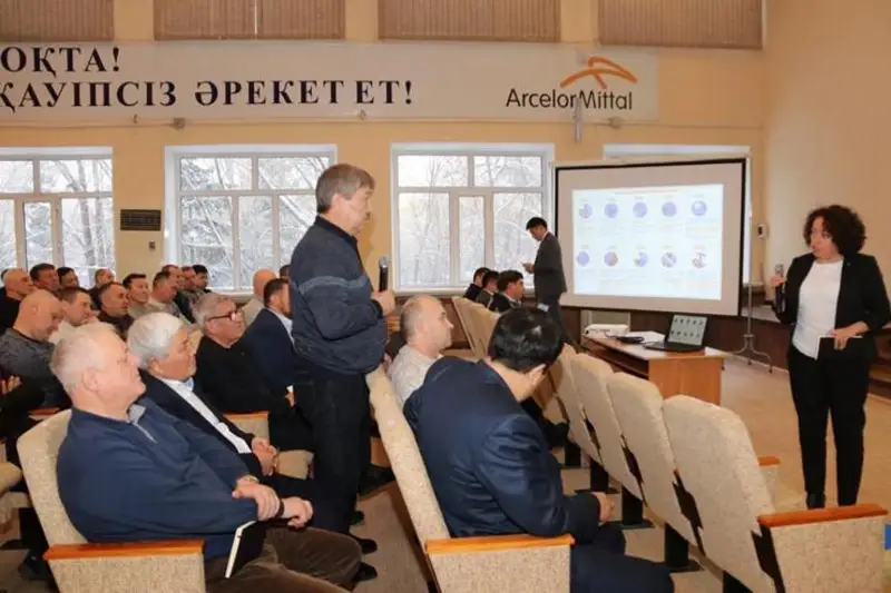 «ArselorMıttal» kenshileri jyl sońynda syıaqy berýdi talap etýde