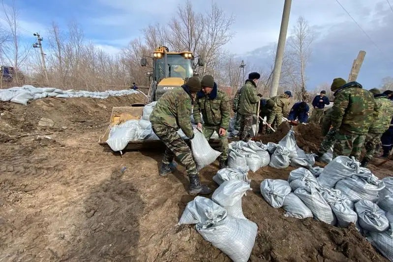 Спасатели из Атырау помогают в ликвидации паводков жителям ЗКО
