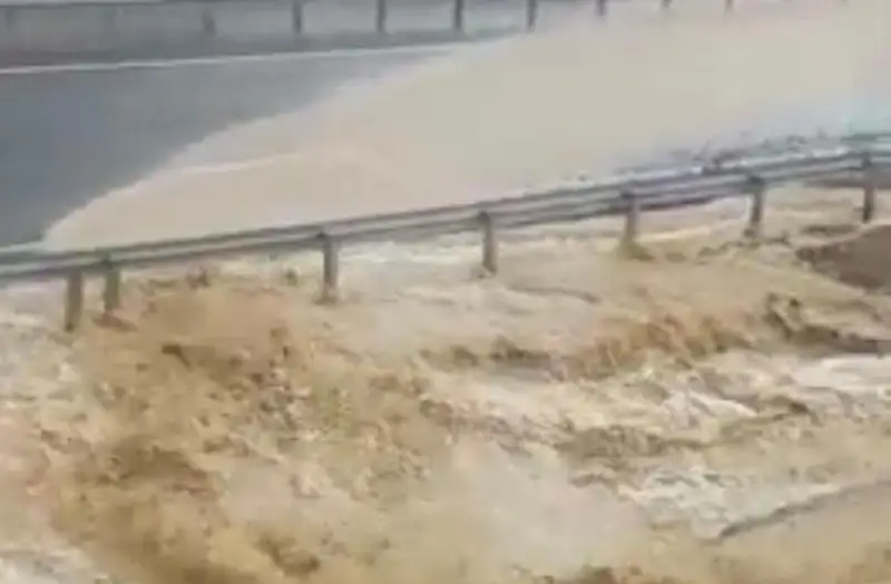 Селевой поток после дождя обрушился на трассу Актау-Жанаозен