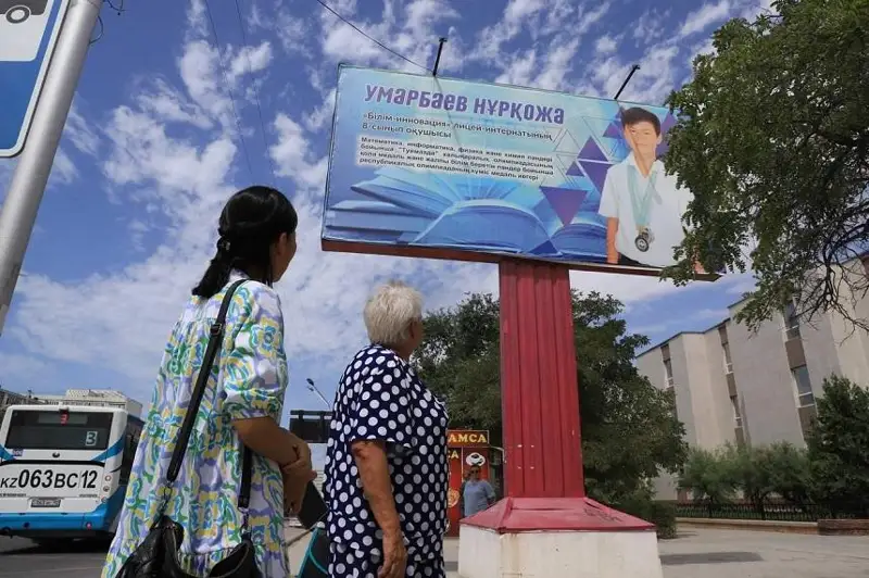 Halyqaralyq olımpıadada júlde alǵan oqýshylardyń fotolary Aqtaý kóshelerinde ilindi