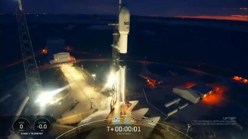 Space X запустила ракету-носитель со спутниками