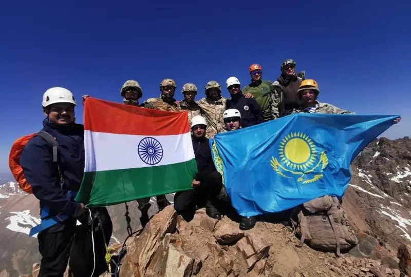 Военнослужащие проходят учения по горной подготовке в Алматы