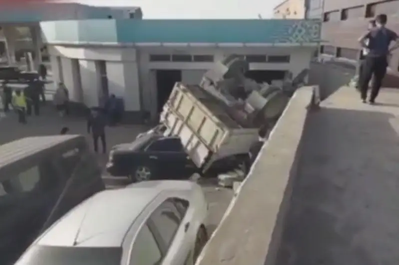 Shymkentte júk mashınasy 3 kóliktiń ústine aýdaryldy