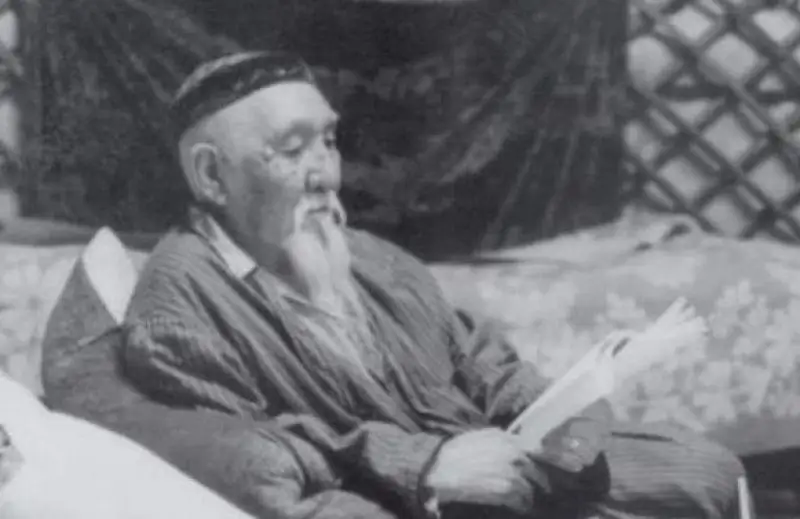 كەنەن اتامنىڭ جۇزگە تارتا اندەرىنىڭ وزىندىك تاريحتارى بار - قىزى تورتكەن