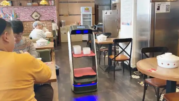 بەيجىڭدە روبوتتار داياشىلارعا كومەككە كەلدى