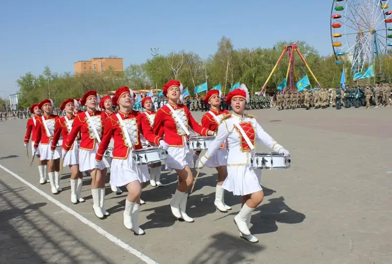 Смотр строя и песни провели в Акмолинской области в честь столетия Талгата Бегельдинова