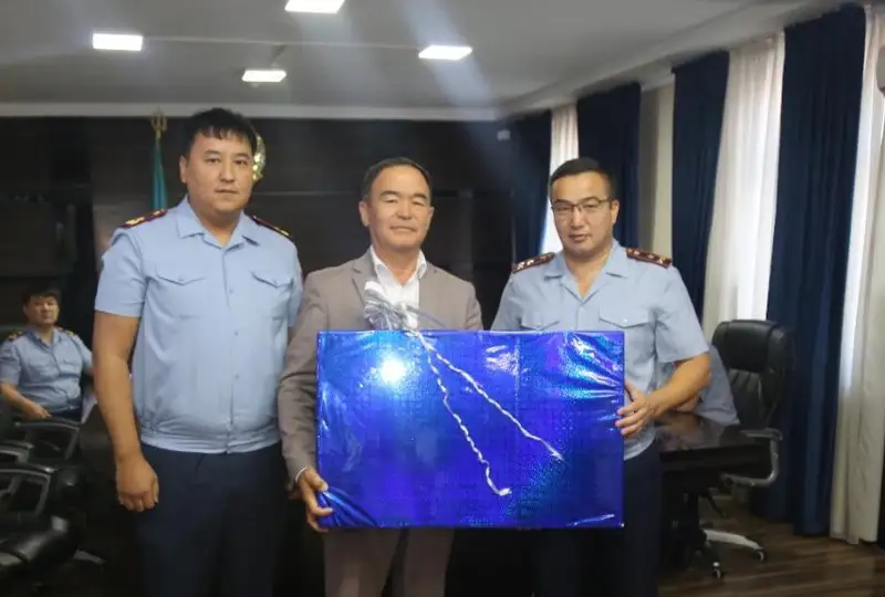 Спасшего девочку от насильника мужчину наградили в Туркестанской области