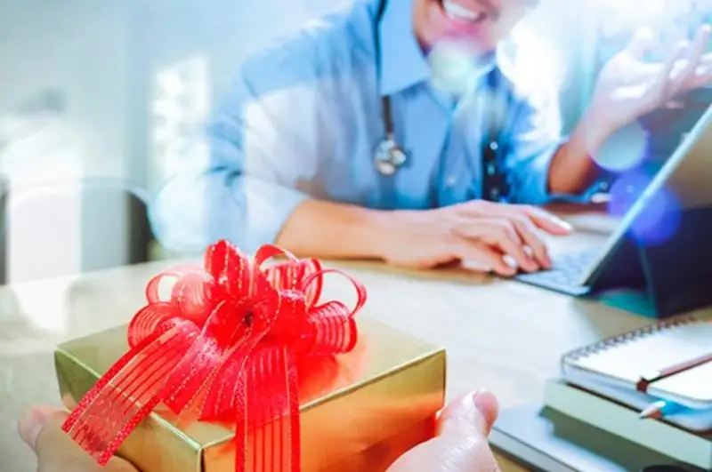 مەملەكەتتىك قىزمەتشىلەرگە سىيلىق ۇسىناتىن ازاماتتارعا قانداي جازا تاعايىندالادى