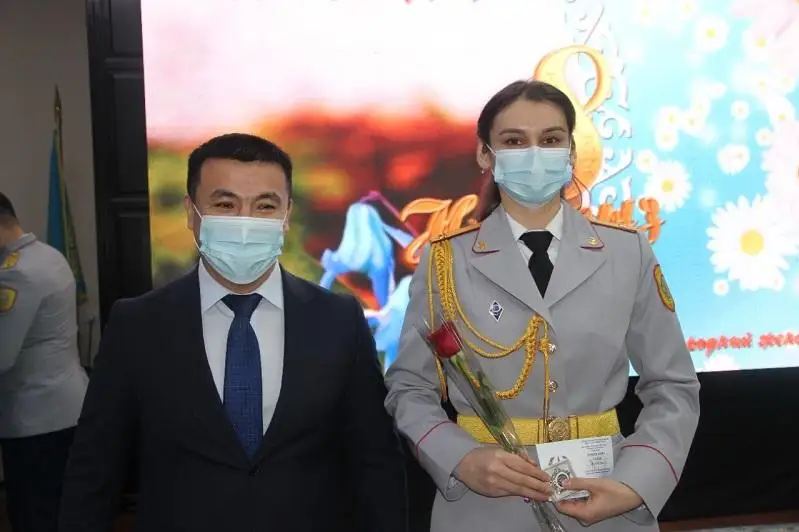 Медалями и нагрудными знаками наградили женщин полицейских в Актобе