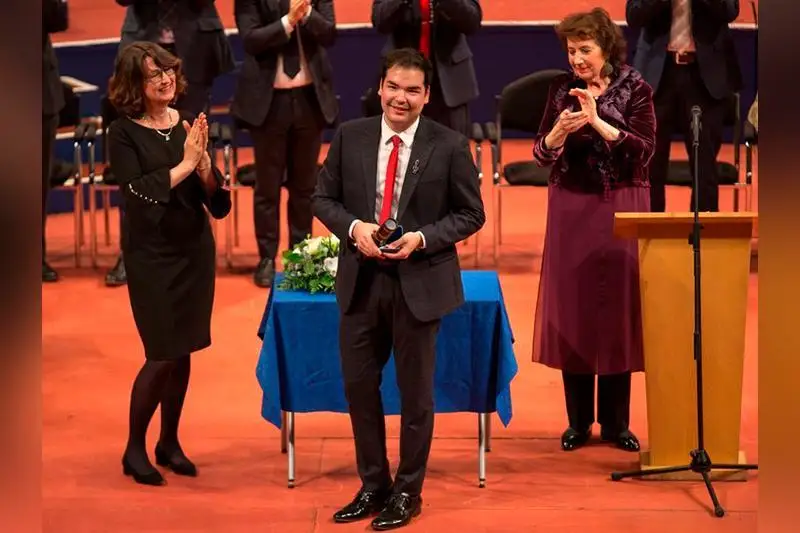 الەمدى اۋزىنا قاراتقان ءالىم لوندونداعى بايقاۋدا باس جۇلدەنى الدى