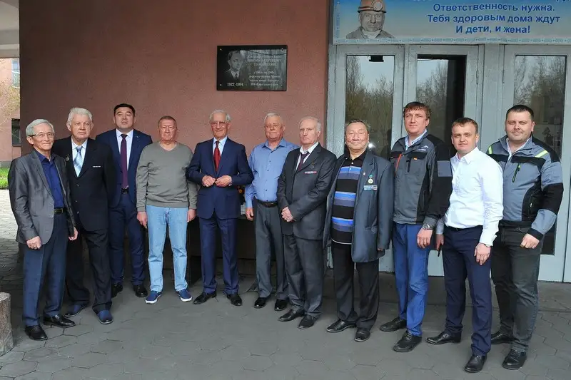 Мемориальную доску открыли к юбилею участника ВОВ в Караганде