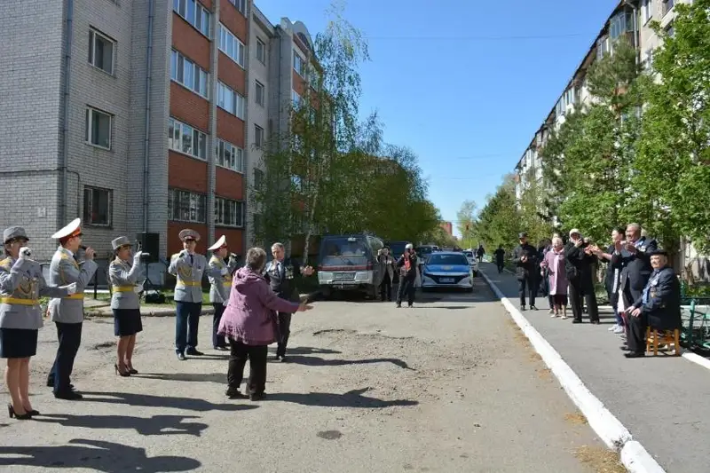 Концерт во дворе дома устроили для ветерана полицейские СКО