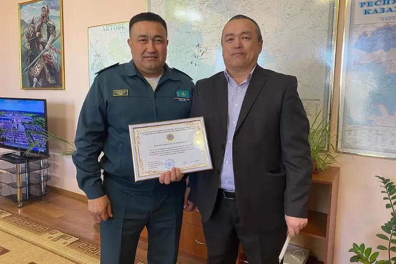 Наградили спасших девочку из арыка мужчин в Актобе