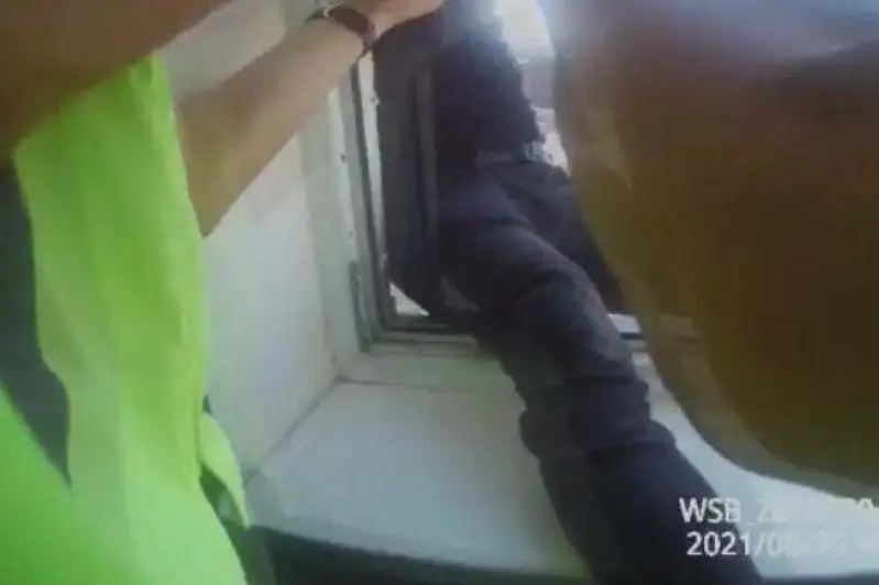 ەلوردادا سەگىزىنشى قاباتتاعى كارنيزدە تۇرعان جىگىت قۇتقارىلدى - ۆيدەو