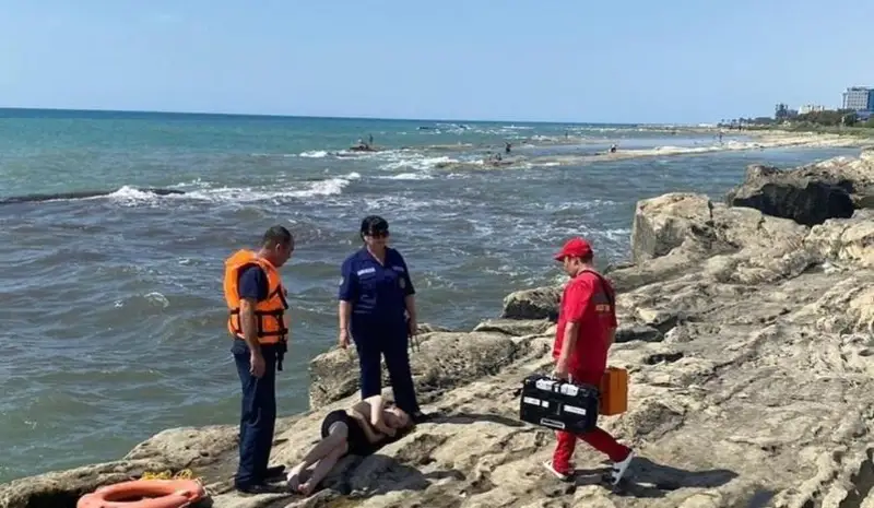 Тонущую девочку спасли в Каспийском море