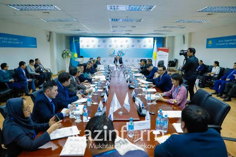 پاريجدەگى «قورقىت اتا» مادەني ورتالىعى قانداستارعا قازاق ءتىلىن وقىتىپ جاتىر