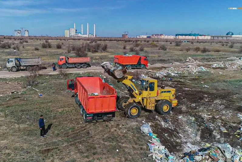 Elordada ruqsat etilmegen jerge qoqys tastaǵandarǵa 7 mln teńge aıyppul salyndy