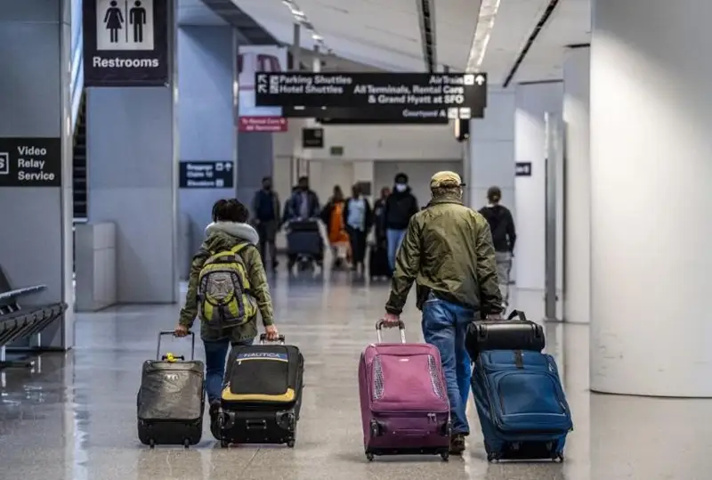 Тысячи авиарейсов отменили в США из-за праздничных выходных