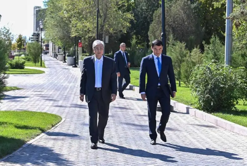Prezıdent Túrkistan oblysynyń ákimimen birge jaıaý serýendedi