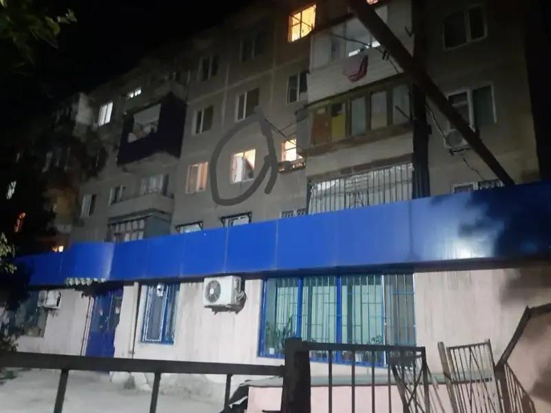 Shymkentte úsh jasar qyz úshinshi qabattan qulap ketti