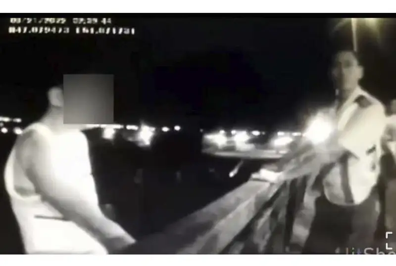 Полицейские в Атырау спасли мужчину от прыжка с моста