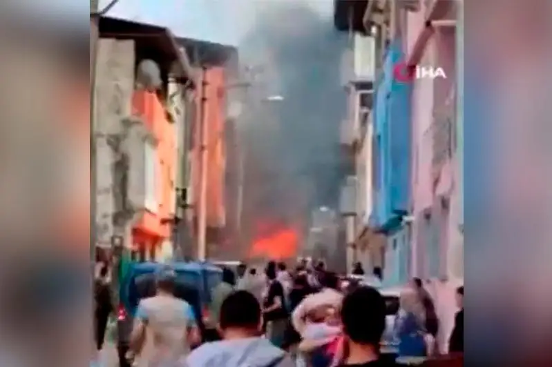 Учебный самолет упал на западе Турции