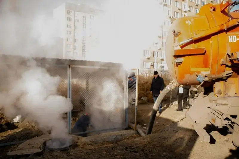 Устранение аварии на теплопроводе в Атырау продолжается