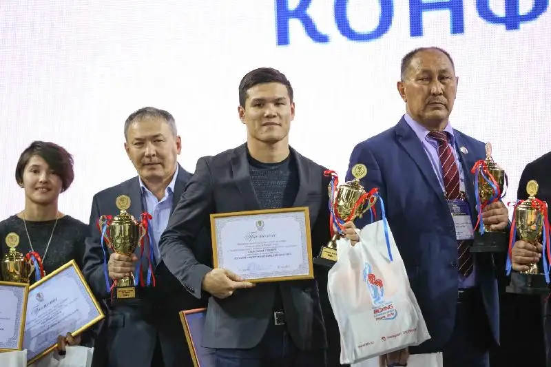 Данияр Елеусінов 2016 жылдың ең үздік боксшысы атанды