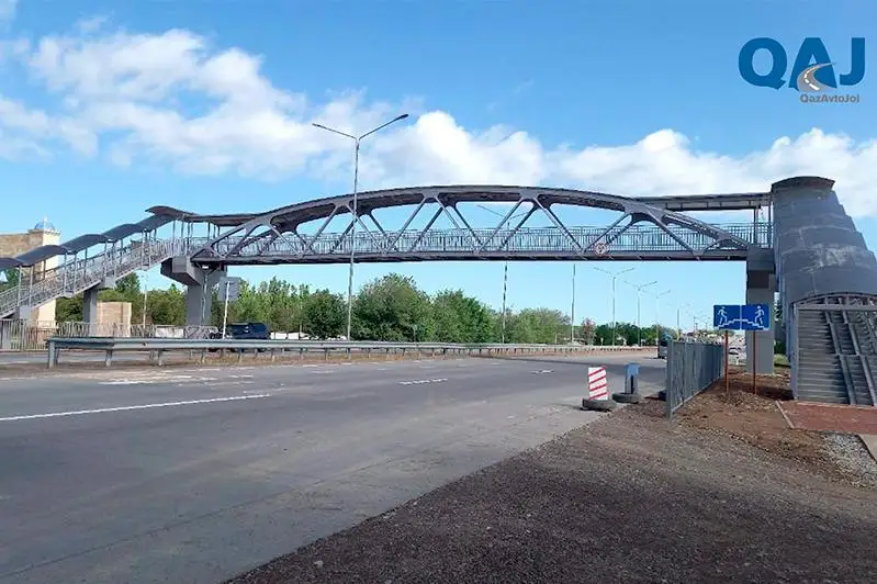 Три надземных пешеходных перехода возвели на трассе в Туркестанской области