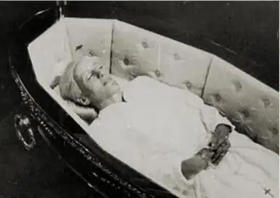 Ещё во время её болезни правительство Аргентины приняло решение забальзамировать её труп и оповестило об этом через средства массовой  информации.