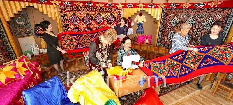 Алматылық келіншектер Гиннес кітабына енетін құрақ көрпені тігуге дайындалуда