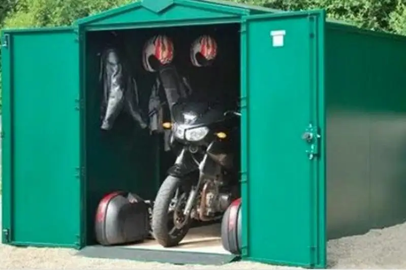 Qaraǵandyda jas jigit temir garajdy ishindegi mototsıklimen qosa urlap ketken