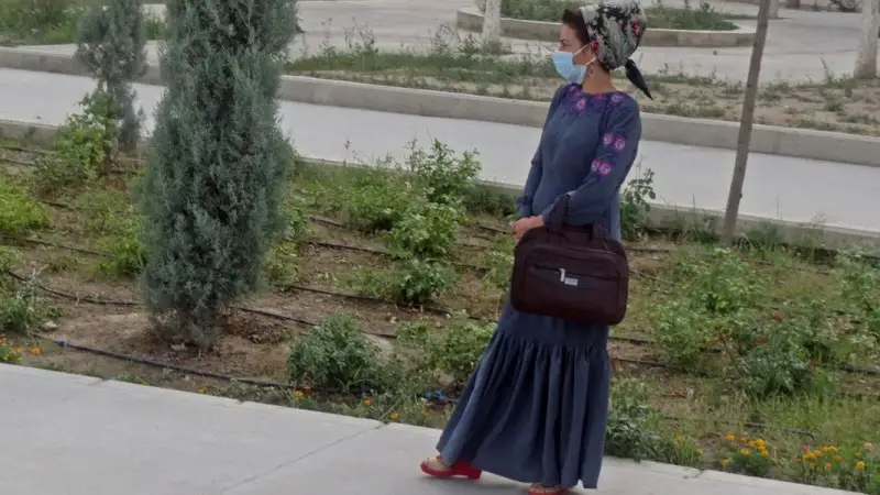 اشحاباد تۇرعىنىن كوروناۆيرۋسقا قارسى ماسكا تاققانى ءۇشىن ۇستاعان