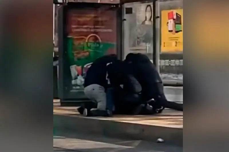 الماتىدا ۇرى ءوزىن توقتاتپاق بولعان پوليتسەيلەردىڭ بىرىنە پىشاق سالدى