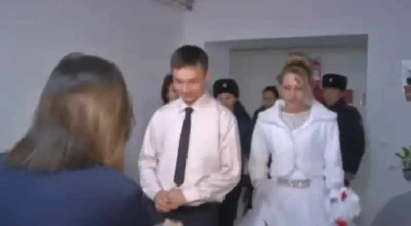 اتىراۋدا تۇرمەدە وتىرعان قىز تۇرمىسقا شىقتى