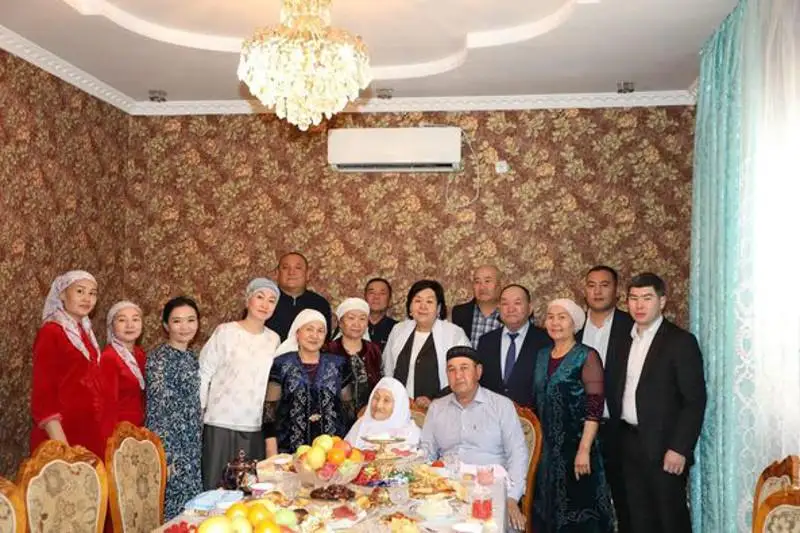 Arys qalasynda ǵasyr jasaǵan keıýanaǵa qurmet kórsetildi