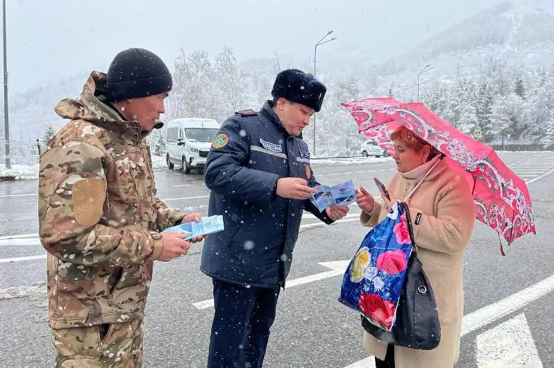 Almaty taýlarynda qar kóshkini qaýpi bar: Qutqarýshylar eskertý jasady