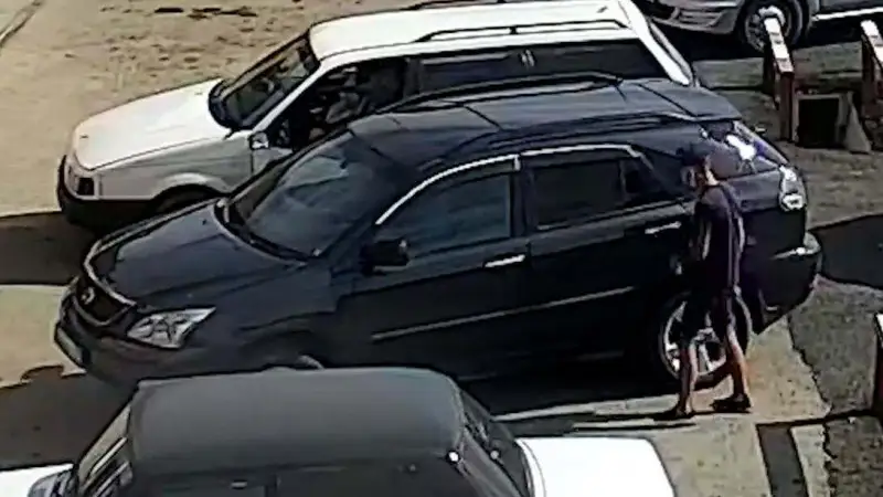 باستىعىنىڭ كولىگىنەن ەكى رەت اقشا ۇرلاعان جۇمىسشى ۆيدەوعا ءتۇسىپ قالدى