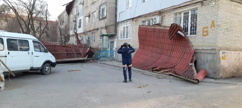 О масштабах разрушений от ураганного ветра рассказали в Атырау