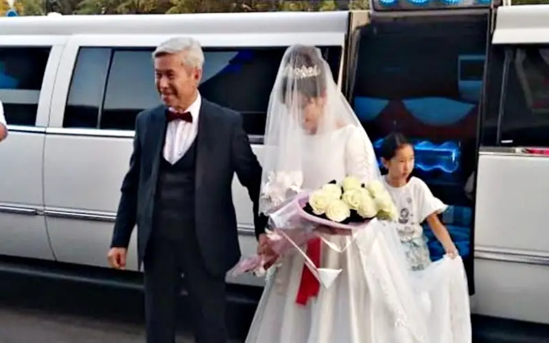 نۇرعالي ءنۇسىپجانوۆ پەن جاس كەلىنشەگى ويلاماعان جەردەن كونسەرت بەردى