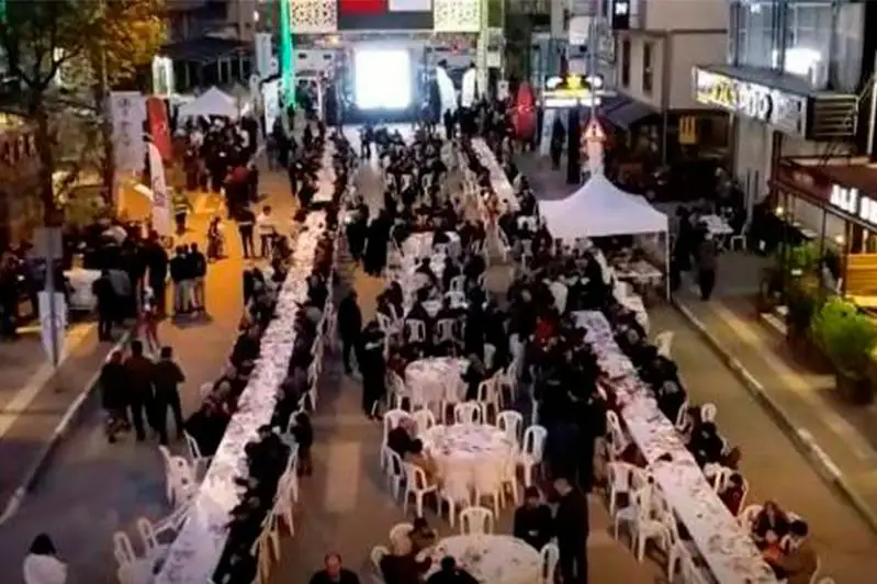 Двухкилометровый стол накрыли на ифтар в Турции